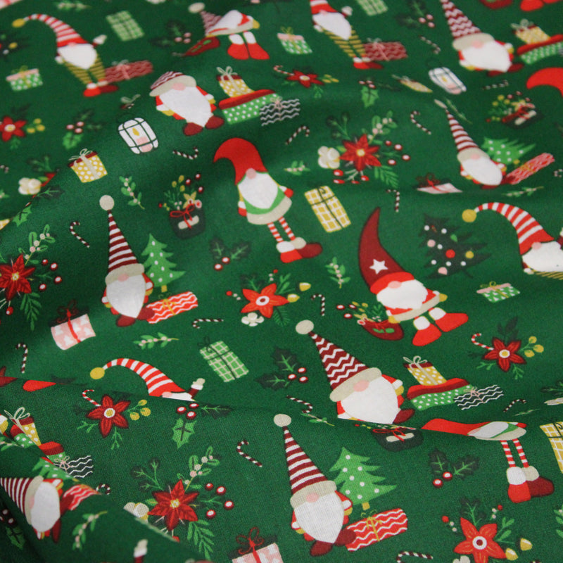 Tissu cotonnade de NOËL – Gnomes, cadeaux et fleurs de Noël, fond vert - OEKO-TEX STANDARD 100