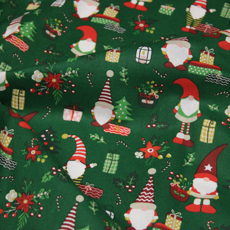 Tissu cotonnade de NOËL – Gnomes, cadeaux et fleurs de Noël, fond vert - OEKO-TEX STANDARD 100