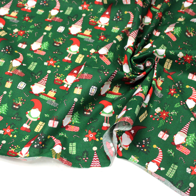 Tissu cotonnade de NOËL – Gnomes, cadeaux et fleurs de Noël, fond vert - OEKO-TEX STANDARD 100