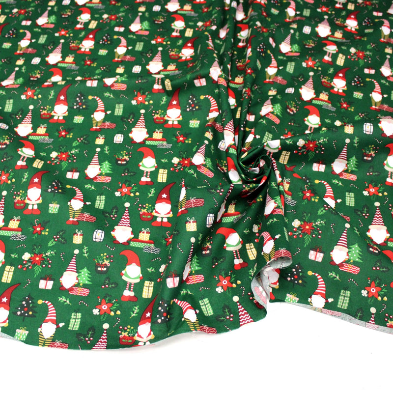 Tissu cotonnade de NOËL – Gnomes, cadeaux et fleurs de Noël, fond vert - OEKO-TEX STANDARD 100