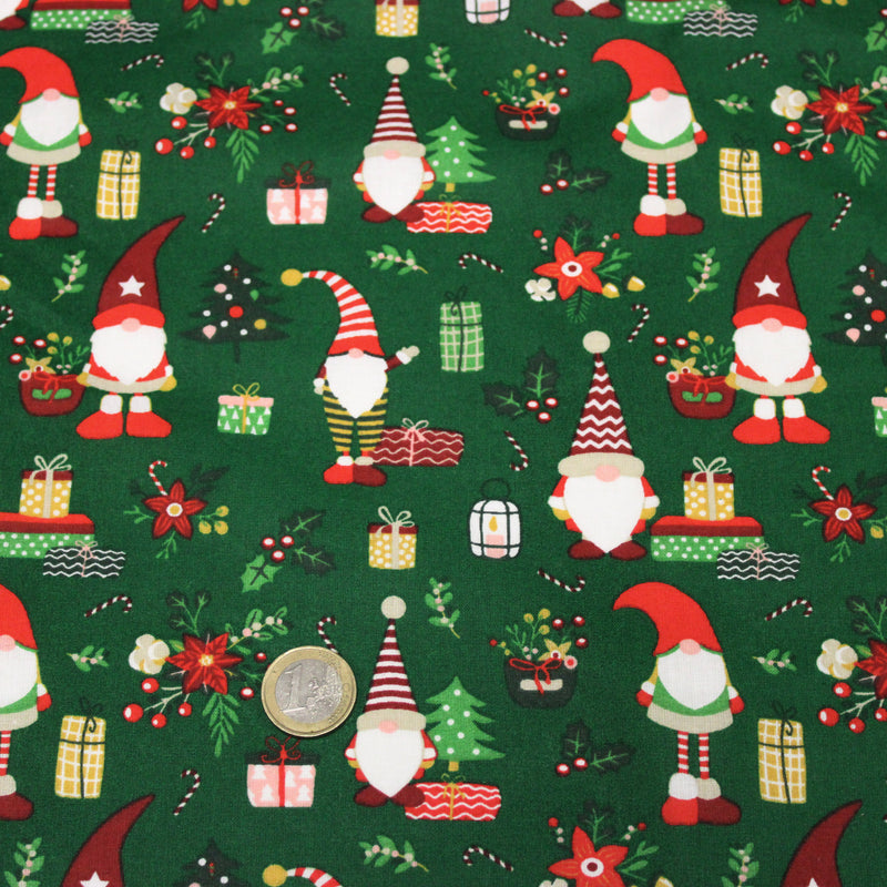 Tissu cotonnade de NOËL – Gnomes, cadeaux et fleurs de Noël, fond vert - OEKO-TEX STANDARD 100