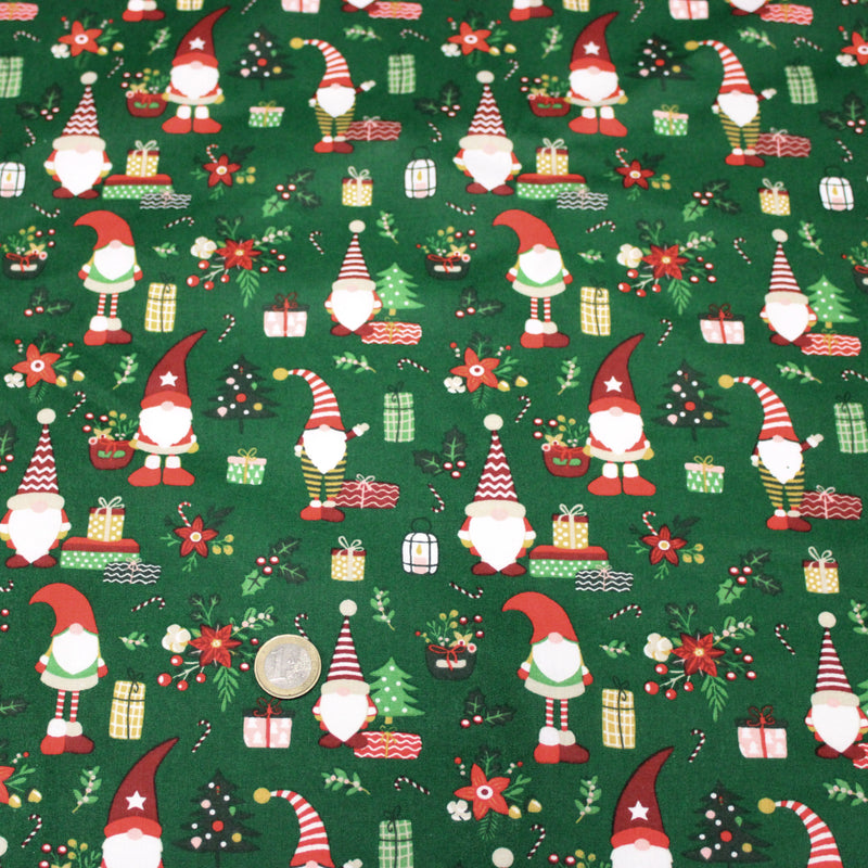 Tissu cotonnade de NOËL – Gnomes, cadeaux et fleurs de Noël, fond vert - OEKO-TEX STANDARD 100