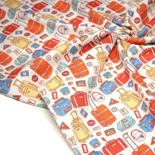Tissu popeline coton Les valises et sacs à dos multicolores, collection VOYAGE - TissusPapi.com