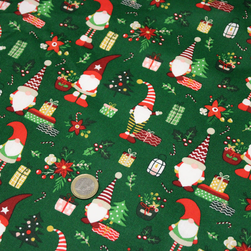 Tissu cotonnade de NOËL – Gnomes, cadeaux et fleurs de Noël, fond vert - OEKO-TEX STANDARD 100