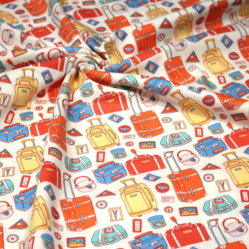 Tissu popeline coton Les valises et sacs à dos multicolores, collection VOYAGE - TissusPapi.com