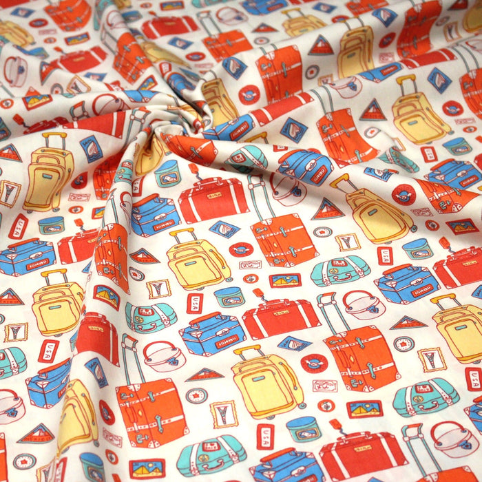 Tissu popeline coton Les valises et sacs à dos multicolores, collection VOYAGE - TissusPapi.com