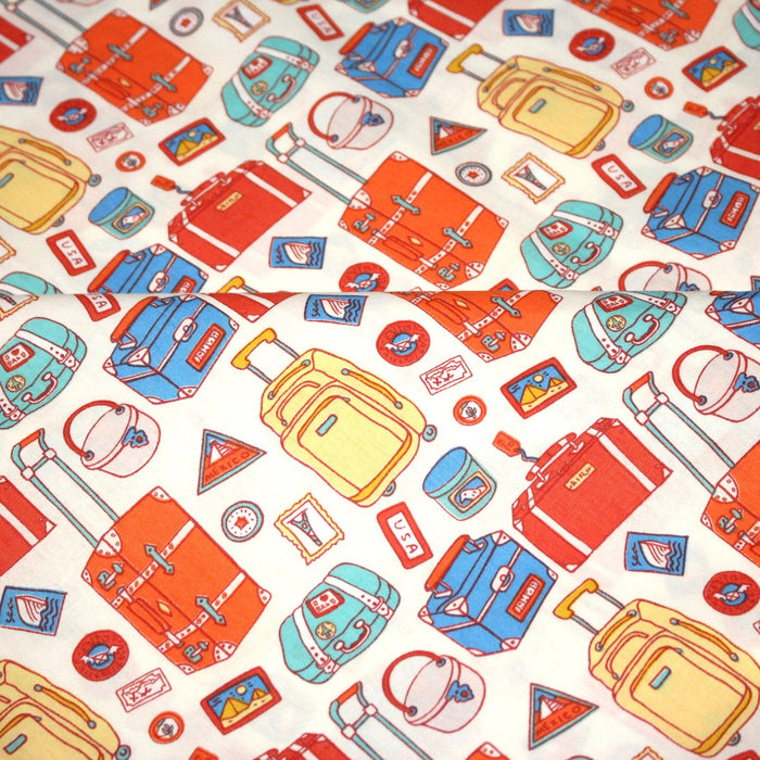 Tissu popeline coton Les valises et sacs à dos multicolores, collection VOYAGE - TissusPapi.com