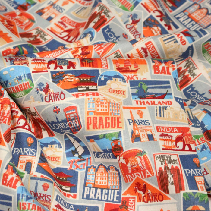 Tissu popeline coton, les autocollants de voyages, tons orange et bleus - TissusPapi.com