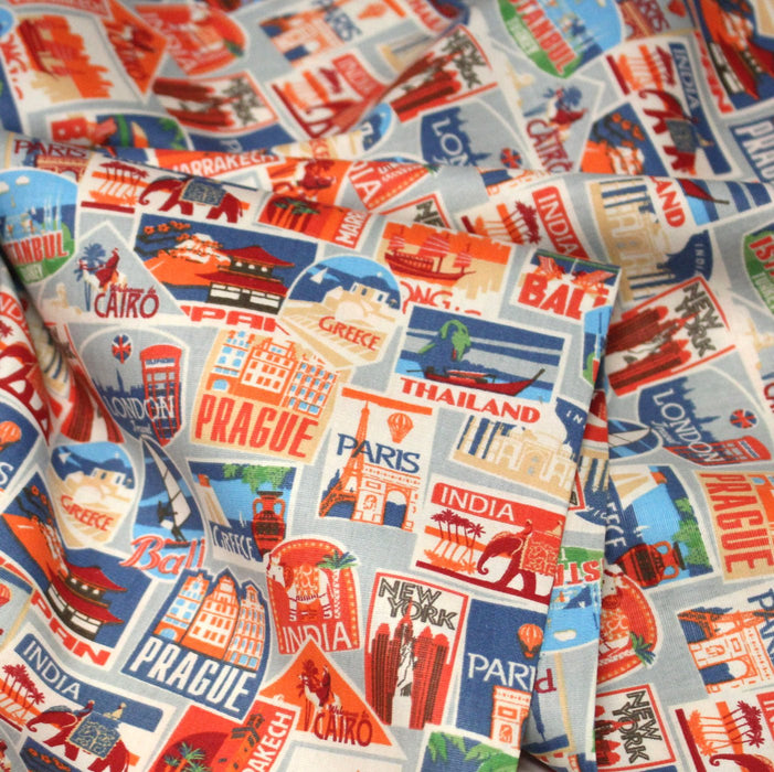 Tissu popeline coton, les autocollants de voyages, tons orange et bleus - TissusPapi.com