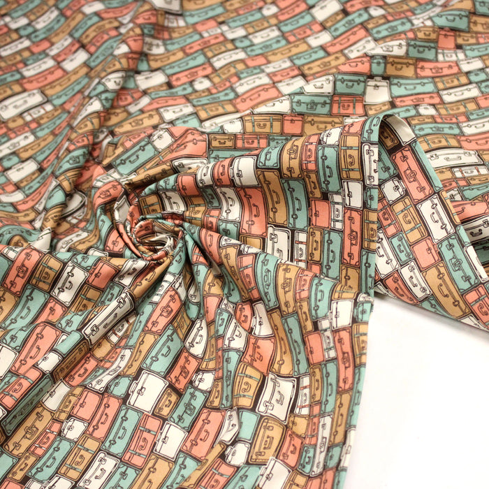 Tissu popeline coton, les valises & malettes, tons corail & vert amande - Collection VOYAGE - TissusPapi.com