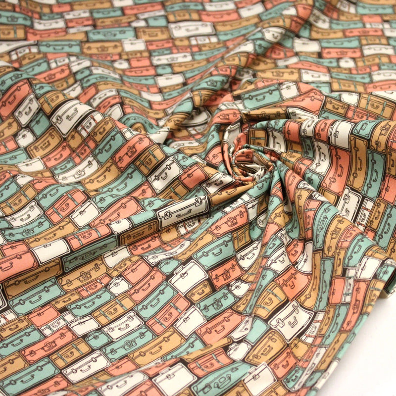 Tissu popeline coton, les valises & malettes, tons corail & vert amande - Collection VOYAGE - TissusPapi.com