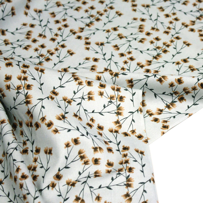 Tissu popeline coton, bleu ciel aux fines fleurs ocre et tiges vertes - Collection britannique - TissusPapi.com