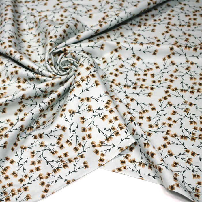 Tissu popeline coton, bleu ciel aux fines fleurs ocre et tiges vertes - Collection britannique - TissusPapi.com