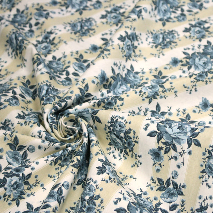 Tissu popeline coton motif floral bleu façon Toile de Jouy sur larges rayures - Collection Britannique - TissusPapi.com