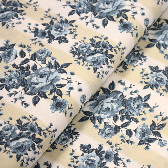 Tissu popeline coton motif floral bleu façon Toile de Jouy sur larges rayures - Collection Britannique - TissusPapi.com