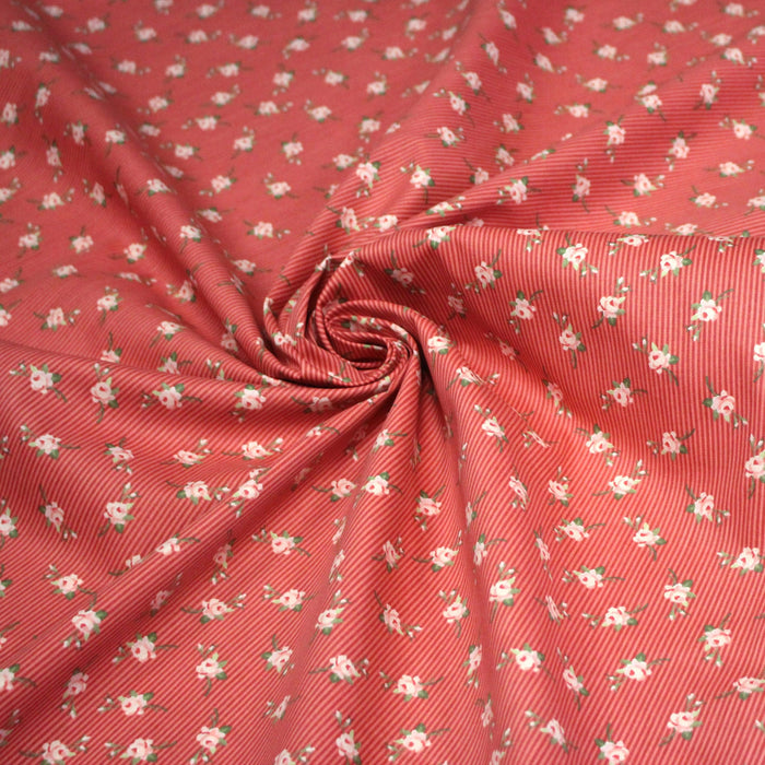 Tissu popeline coton fines fleurs roses sur fines rayures rouges et roses - Collection britannique - TissusPapi.com