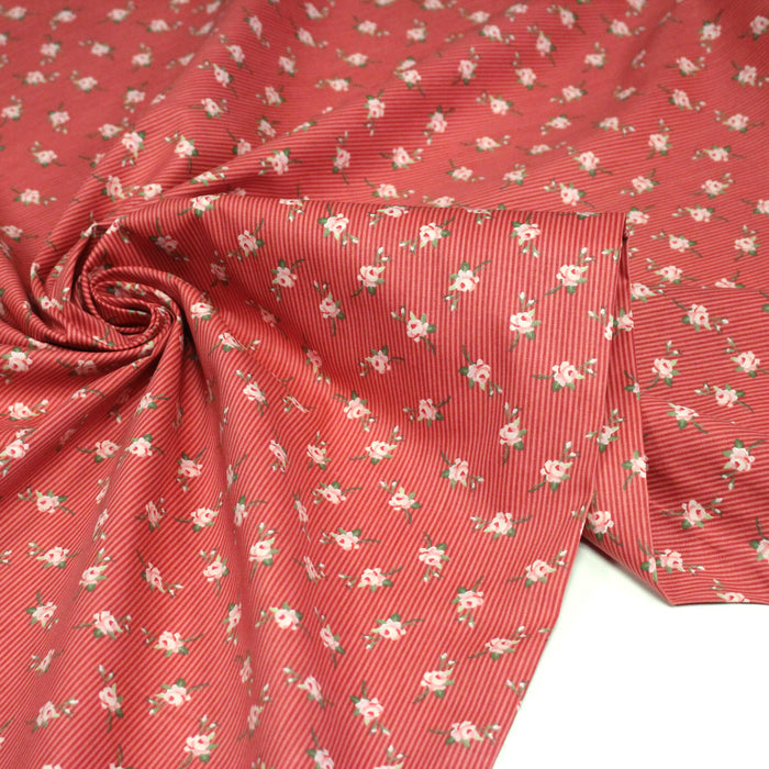 Tissu popeline coton fines fleurs roses sur fines rayures rouges et roses - Collection britannique - TissusPapi.com