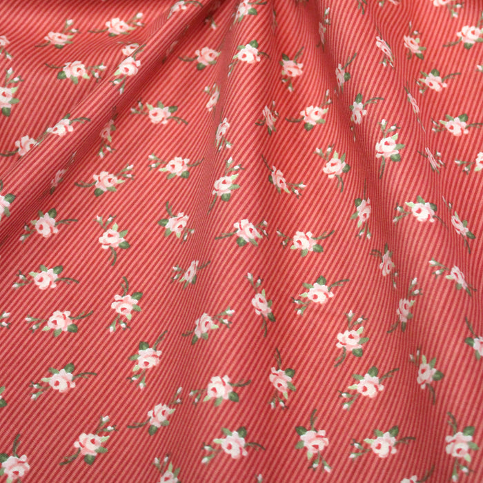 Tissu popeline coton fines fleurs roses sur fines rayures rouges et roses - Collection britannique - TissusPapi.com