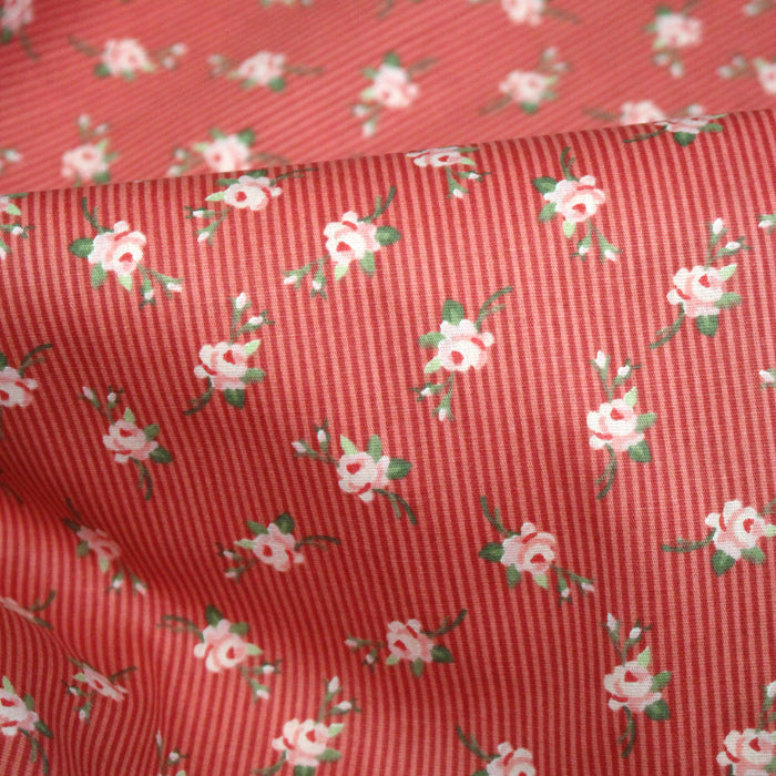 Tissu popeline coton fines fleurs roses sur fines rayures rouges et roses - Collection britannique - TissusPapi.com