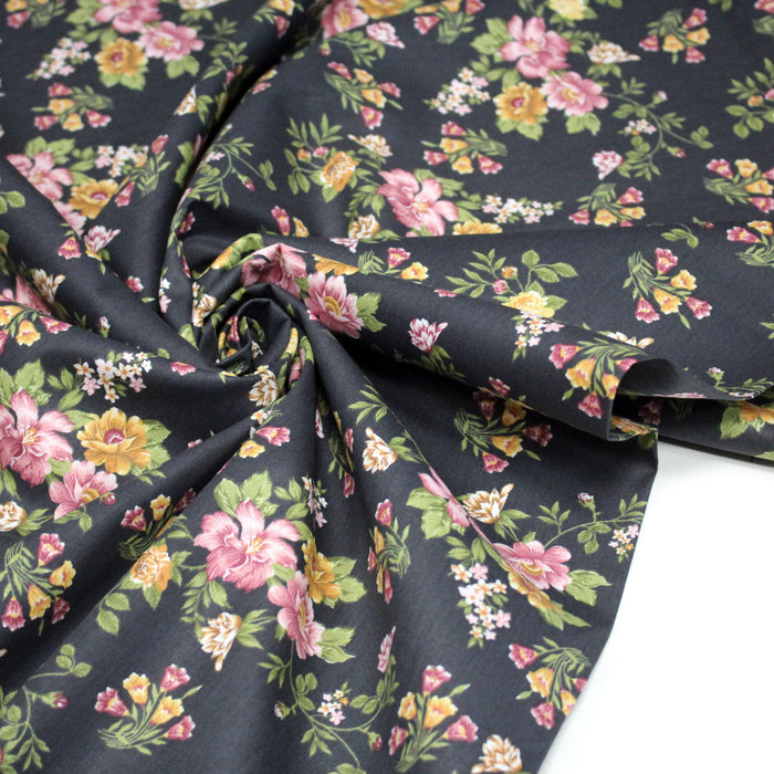 Tissu popeline coton gris aux fleurs roses et jaunes - Collection britannique - TissusPapi.com