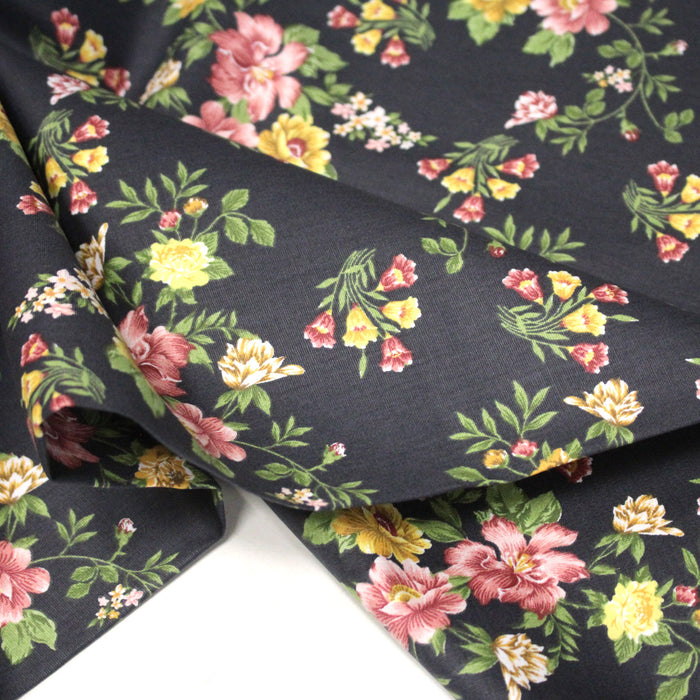 Tissu popeline coton gris aux fleurs roses et jaunes - Collection britannique - TissusPapi.com