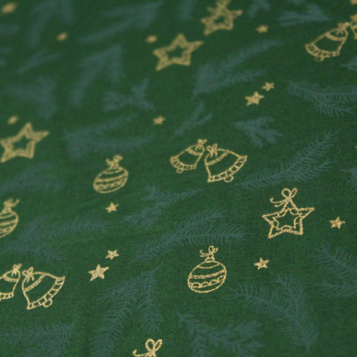 Tissu de coton de Noël vert aux branches de sapin vertes, cloches et boules de Noël dorées - COLLECTION NOËL - OEKO-TEX