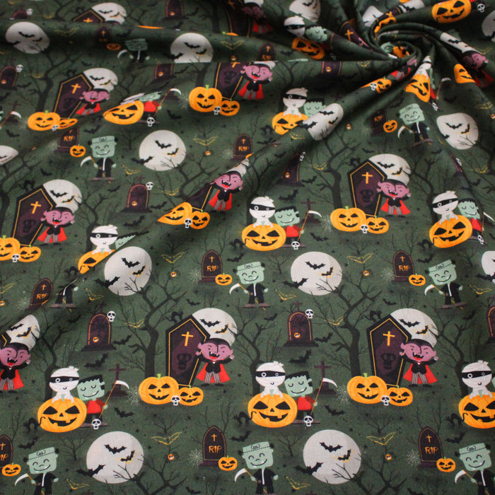 Tissu coton vert aux citrouilles et cimetières - Collection Halloween - OEKO-TEX