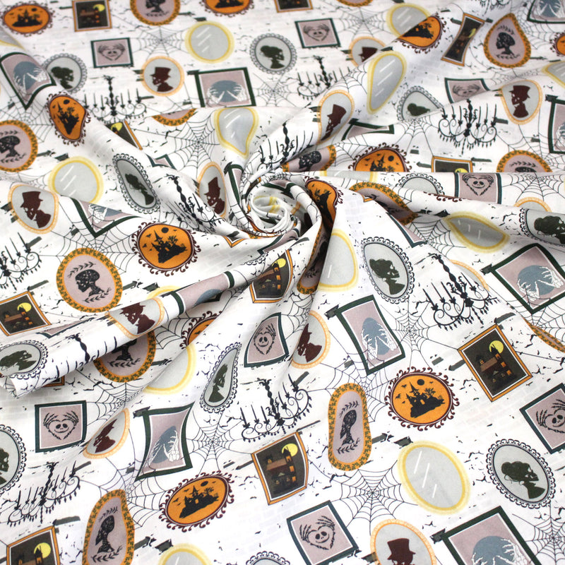 Tissu coton blanc aux cadres, photos et toiles d'araignée d'un manoir hanté - Collection Halloween - OEKO - TEX - TissusPapi.com