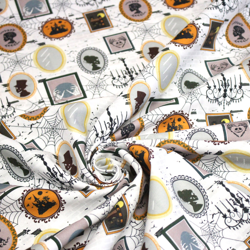 Tissu coton blanc aux cadres, photos et toiles d'araignée d'un manoir hanté - Collection Halloween - OEKO - TEX - TissusPapi.com