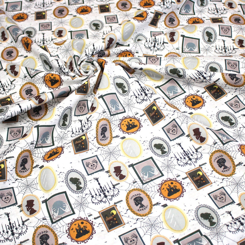Tissu coton blanc aux cadres, photos et toiles d'araignée d'un manoir hanté - Collection Halloween - OEKO - TEX - TissusPapi.com