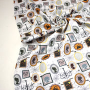 Tissu coton blanc aux cadres, photos et toiles d'araignée d'un manoir hanté - Collection Halloween - OEKO - TEX - TissusPapi.com