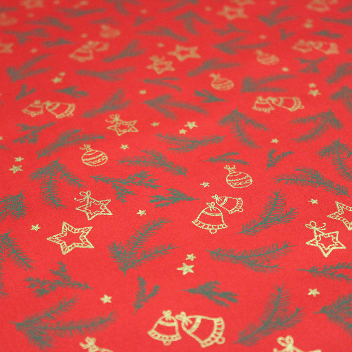 Tissu de coton de Noël rouge aux branches de sapin vertes, cloches et boules de Noël dorées - COLLECTION NOËL - OEKO-TEX