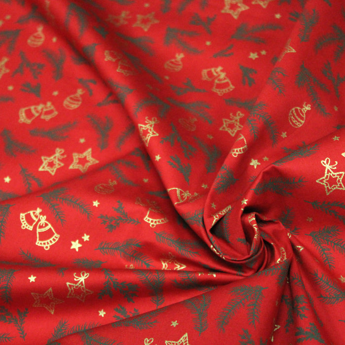 Tissu de coton de Noël rouge aux branches de sapin vertes, cloches et boules de Noël dorées - COLLECTION NOËL - OEKO-TEX