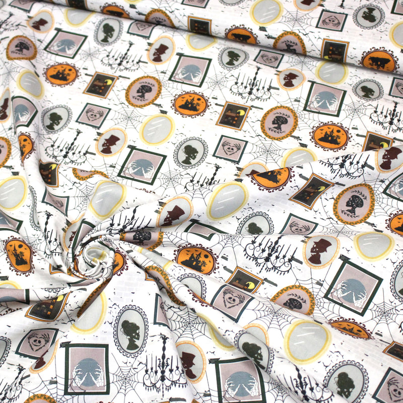Tissu coton blanc aux cadres, photos et toiles d'araignée d'un manoir hanté - Collection Halloween - OEKO - TEX - TissusPapi.com