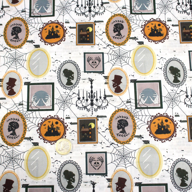 Tissu coton blanc aux cadres, photos et toiles d'araignée d'un manoir hanté - Collection Halloween - OEKO - TEX - TissusPapi.com