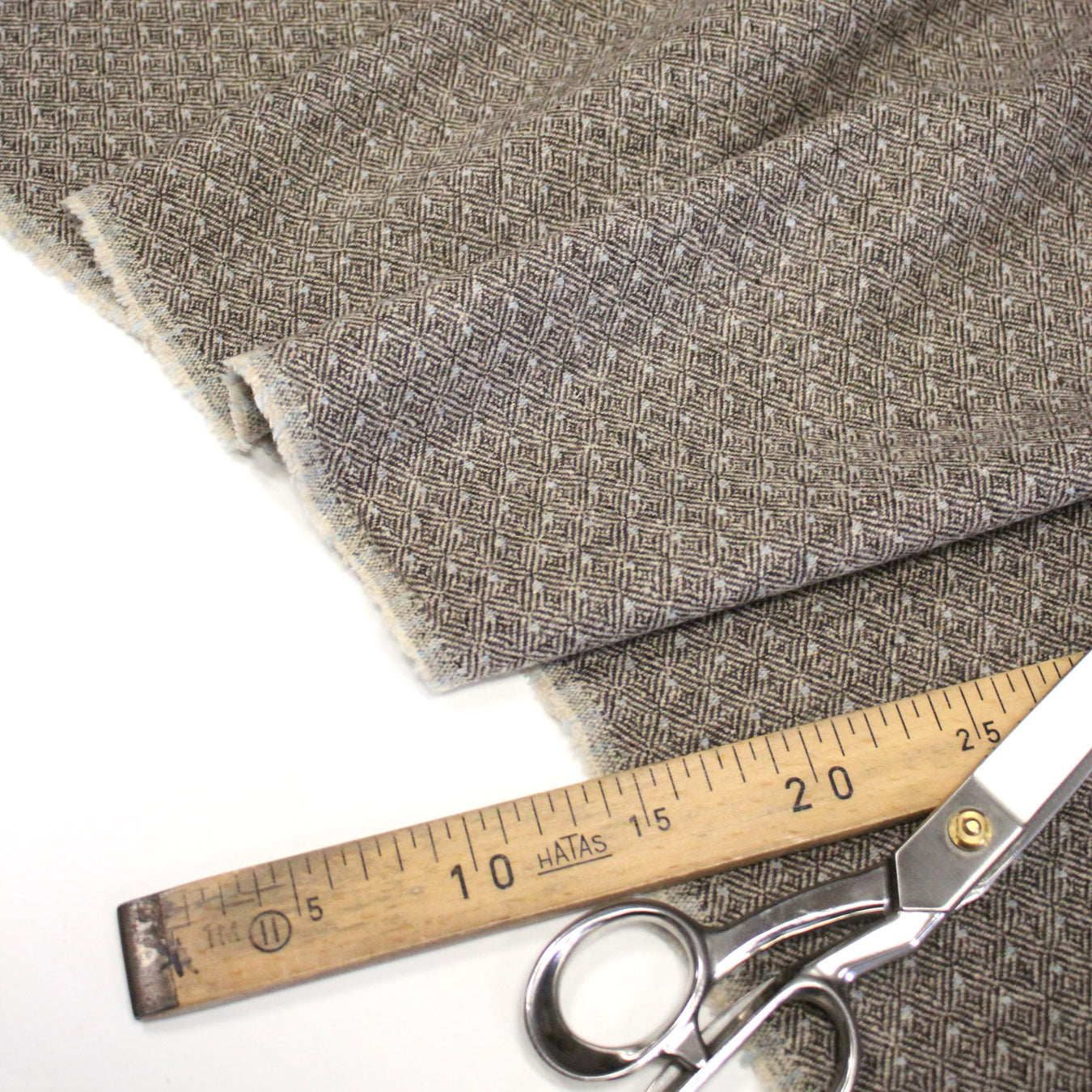 Tissu lainage tweed chevrons taupe à pois bleus - Fabrication italienne - TissusPapi.com