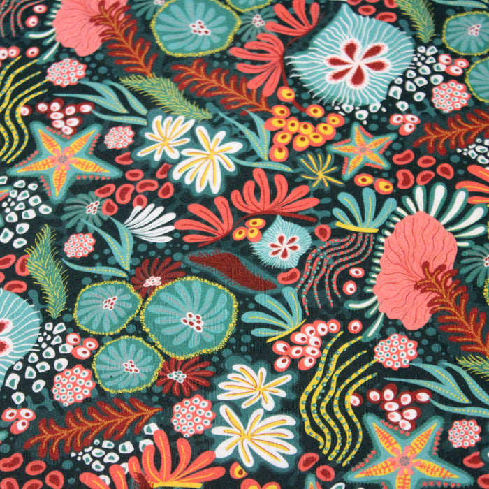 Tissu coton, fond marin vert et coraux, fleurs et étoiles de mer multicolores - OEKO-TEX