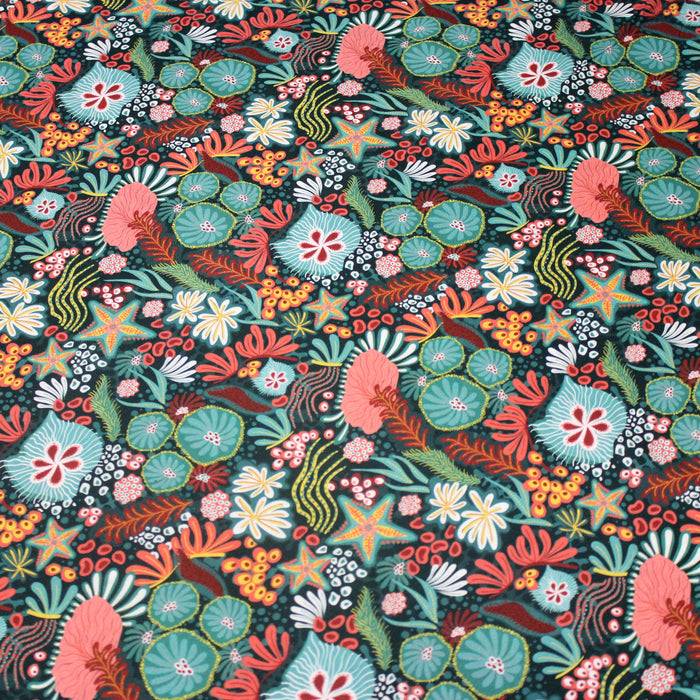Tissu coton, fond marin vert et coraux, fleurs et étoiles de mer multicolores - OEKO-TEX