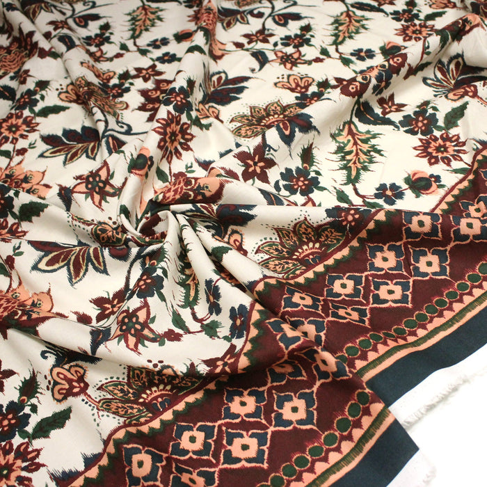 Tissu coton jacquard INDIENNES écru aux fleurs bleues, vertes, corail et bordeaux - Fabrication italienne - TissusPapi.com