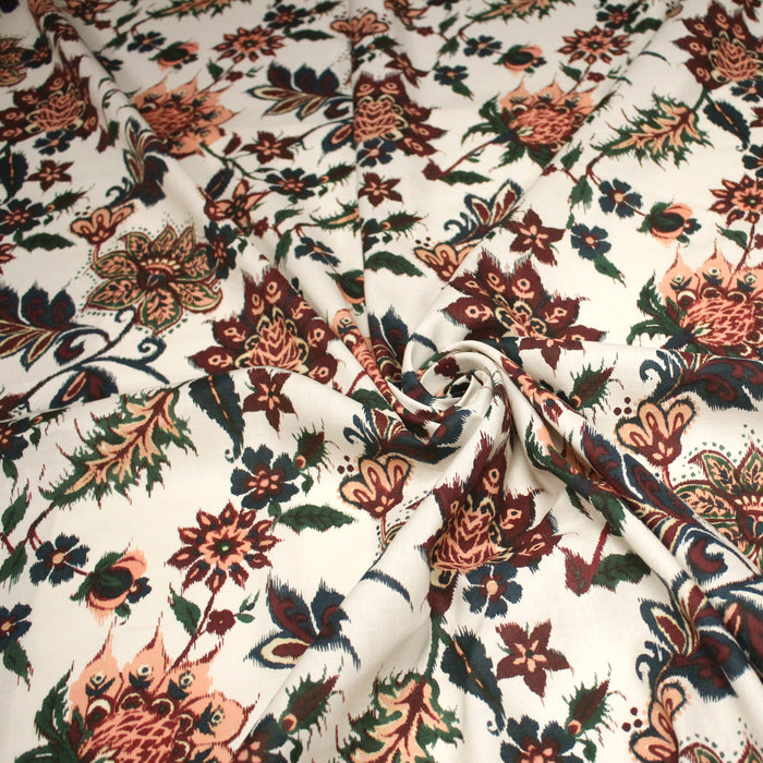 Tissu coton jacquard INDIENNES écru aux fleurs bleues, vertes, corail et bordeaux - Fabrication italienne - TissusPapi.com