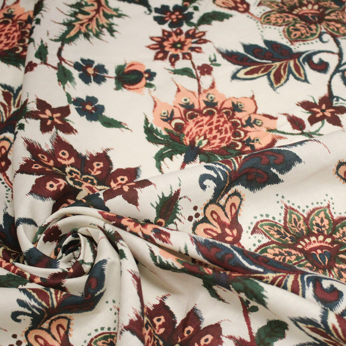 Tissu coton jacquard INDIENNES écru aux fleurs bleues, vertes, corail et bordeaux - Fabrication italienne - TissusPapi.com