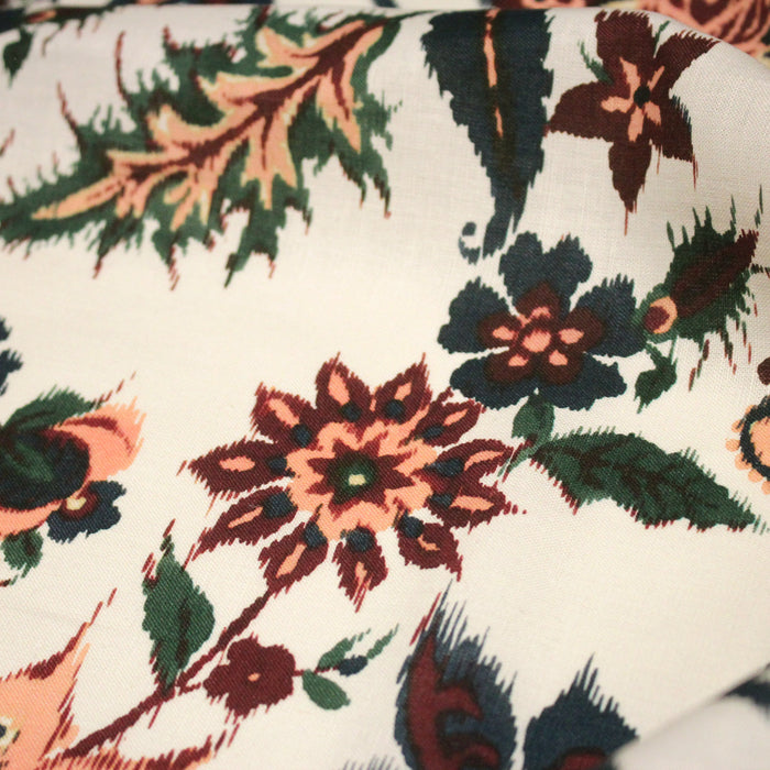 Tissu coton jacquard INDIENNES écru aux fleurs bleues, vertes, corail et bordeaux - Fabrication italienne - TissusPapi.com