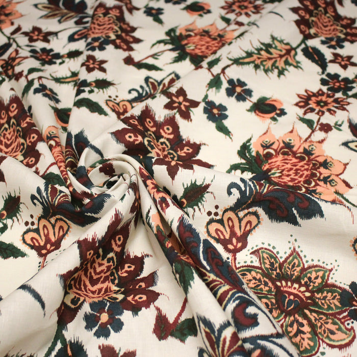 Tissu coton jacquard INDIENNES écru aux fleurs bleues, vertes, corail et bordeaux - Fabrication italienne - TissusPapi.com
