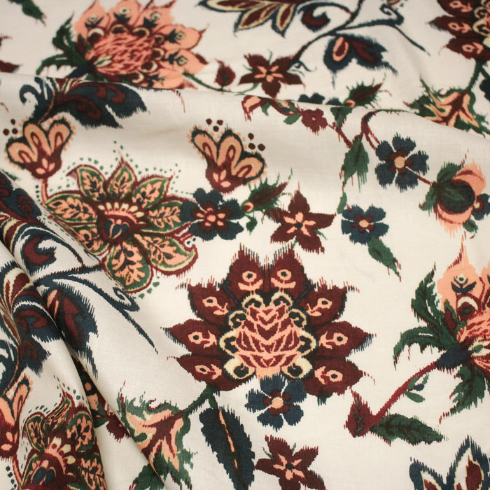 Tissu coton jacquard INDIENNES écru aux fleurs bleues, vertes, corail et bordeaux - Fabrication italienne - TissusPapi.com