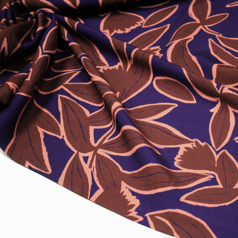 Tissu Viscose fluide KERA, aux fleurs marron chocolat et bleu marine - OEKO - TEX - TissusPapi.com