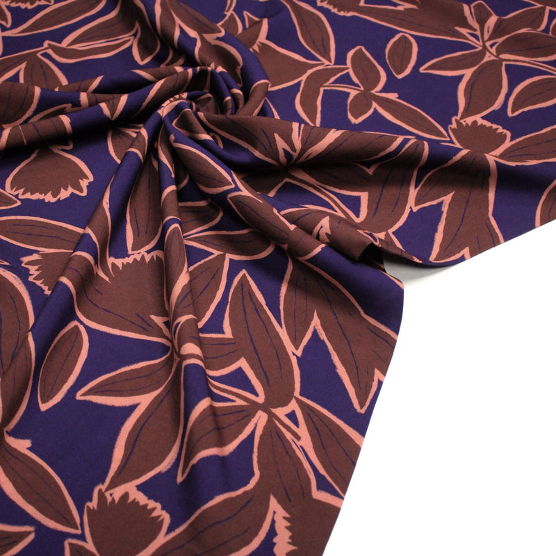 Tissu Viscose fluide KERA, aux fleurs marron chocolat et bleu marine - OEKO - TEX - TissusPapi.com