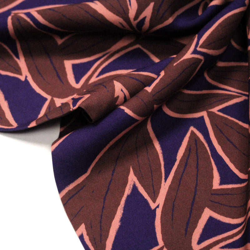 Tissu Viscose fluide KERA, aux fleurs marron chocolat et bleu marine - OEKO - TEX - TissusPapi.com