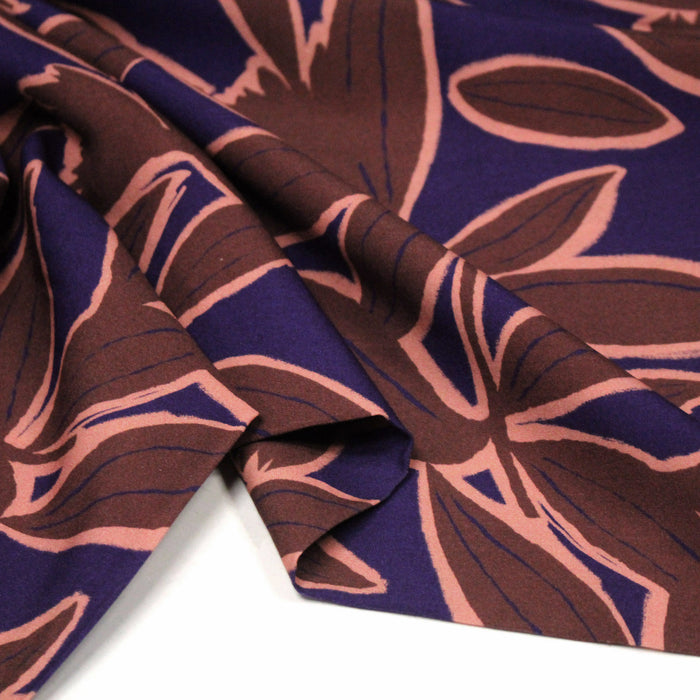 Tissu Viscose fluide KERA, aux fleurs marron chocolat et bleu marine - OEKO-TEX