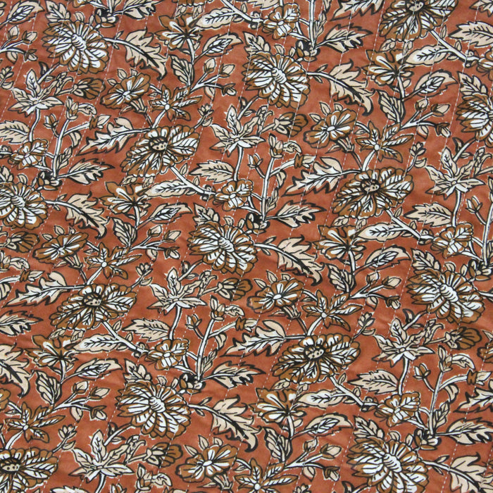 Tissu Matelassé coton motif KALAMKARI aux fleurs, fond marron caramel, verso aux rosaces ocres, fond blanc - OEKO-TEX®
