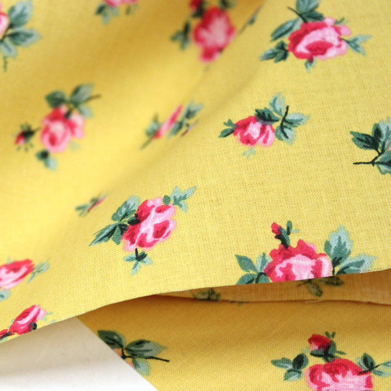 Tissu cotonnade COTTAGE aux fines fleurs britanniques : trois fonds : bleu ciel, jaune, blanc - OEKO-TEX STANDARD 100